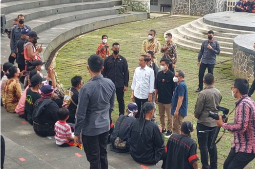 Jokowi Lepas Masker untuk Pertama Kali Saat Blusukan di Solo